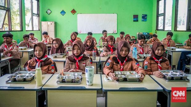 Kegiatan Makan Bergizi Gratis (MBG) di SMPN 23 Surabaya, Jawa Timur.