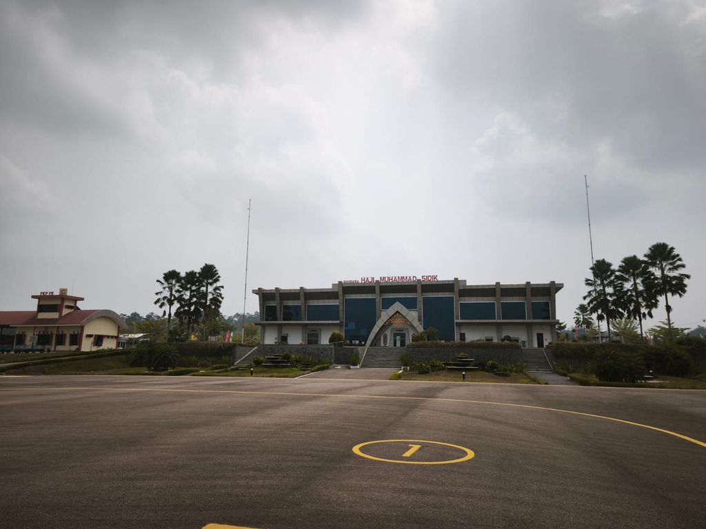 Kondisi Bandara Haji Muhammad Sidik, Muara Teweh, Kabupaten Barito Utara, Provinsi Kalimantan Tengah. Direktorat Jenderal Perhubungan Udara Kementerian Perhubungan (Kemenhub) terus memantau pergerakan asap kebakaran rimba dan lahan (karhutla) nan terjadi di Kalimantan dan dampaknya terhadap operasional penerbangan di sejumlah bandar udara. (Dok. Ditjen Hub Udara Kemenhub)
