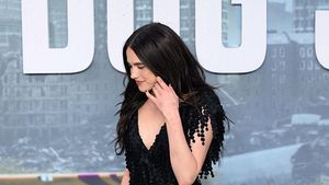 Foto: Margaret Qualley Nyeker di Red Carpet, Pakai Sepatu Chanel yang Viral