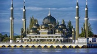 Melihat Masjid di Malaysia yang Bangunannya Dibuat dari Kristal dan Baja