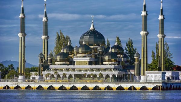 Melihat Masjid di Malaysia yang Bangunannya Dibuat dari Kristal dan Baja