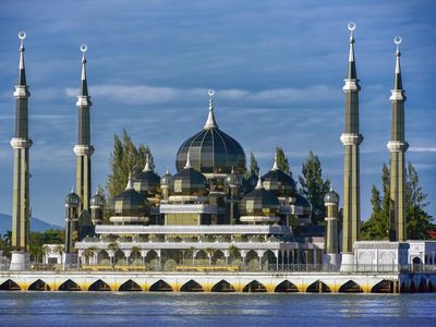 Melihat Masjid di Malaysia yang Bangunannya Dibuat dari Kristal dan Baja