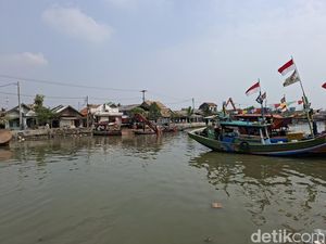 Muara Karangantu Serang Dibersihkan, Bangkai Kapal Diangkut