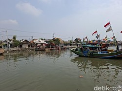 Muara Karangantu Serang Dibersihkan, Bangkai Kapal Diangkut
