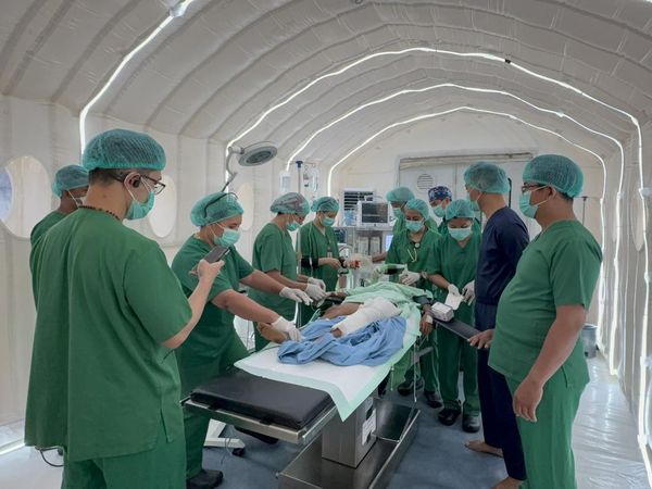 Foto: Momen Dokter Operasi Pasang Pen Anak 11 Tahun Korban Gempa NTT di RS Lapangan