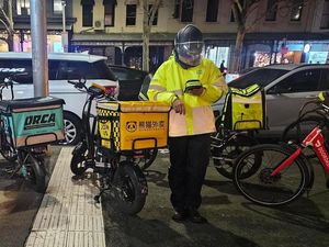 Pekerja Asal Indonesia Sambut Kenaikan Upah Kurir Makanan di Australia
