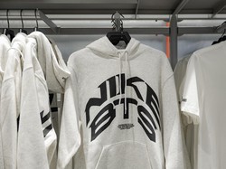 Nike Plaza Senayan Resmi Dibuka, Rilis Koleksi BTS yang Bisa Dipersonalisasi