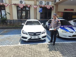 Nopol B 333 GO Mercy Lawan Arah di Jalan Veteran Semarang Ternyata Palsu