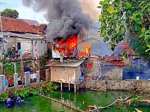 Kebakaran 3 Rumah di Cibadak, Warga Berjibaku Padamkan Api Pakai Air Kolam