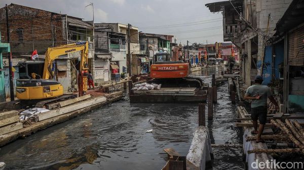 Puluhan Tahun Dihantui Banjir, Tanggul Kali Cakung Lama Kini Dibangun