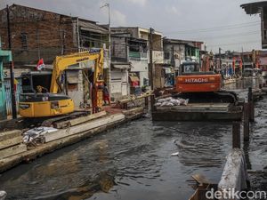 Puluhan Tahun Dihantui Banjir, Tanggul Kali Cakung Lama Kini Dibangun