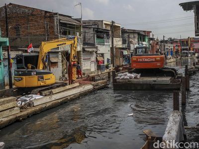 Puluhan Tahun Dihantui Banjir, Tanggul Kali Cakung Lama Kini Dibangun