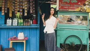 Saat Raline Shah Ngopi di Warung Kaki Lima