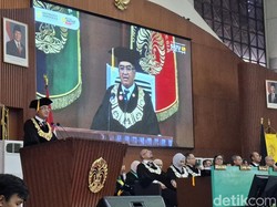 Cetak Rekor! UI Luluskan 10 Ribu Mahasiswa, Hampir Setengahnya Cum Laude