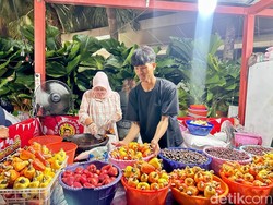 Manfaat Minum Air Putih Usai Bangun Tidur hingga Cicip Rujak Bang Shultan