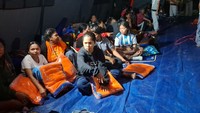 Warga Rebutan Bantuan Selimut di Pos Pengungsian Nagekeo