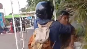 Urusan Klakson Bikin Pemotor Piting Pengemudi Mobil di Jagakarsa
