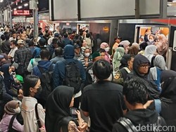 KRL Jakarta-Bogor Sempat Terganggu Imbas Tawuran, Anker Numpuk di St Cawang