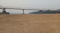 Sungai Barito Surut, Hamparan Pasir-Daratan Muncul di Tengah Aliran Air
