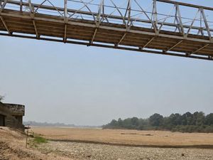 Sungai Barito Kering Bak Gurun Pasir, Transportasi Sungai Hampir Lumpuh