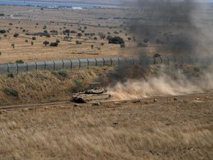 Tank Israel Melintas di Sepanjang Garis Gencatan Senjata