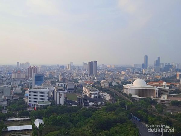 Menikmati Jakarta dari Puncak Monumen Nasional
