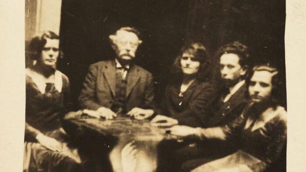 10 Foto Aneh dan Mengerikan, Menyimpan Fakta Sejarah Tak Terduga