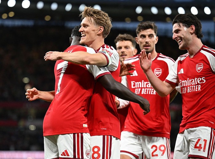LONDON, ENGLAND - AUGUST 21: (L) Bukayo Saka celebrates scoring the 2nd Arsenal goal with (2ndL) Martin Odegaard (R) Declan Rice and (2ndR) Kai Havertz during the Premier League 2026/27 match between Arsenal FC and Coventry City at Emirates Stadium o