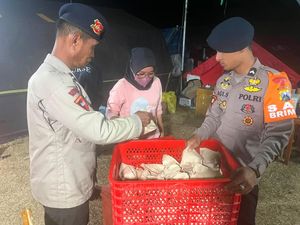 Brimob Jatim Pasok Makanan dan Air Bersih untuk Pengungsi Gempa NTT
