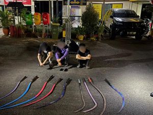 Brimob Polda Metro Gagalkan Tawuran di Ciracas Jaktim, 9 Celurit Diamankan