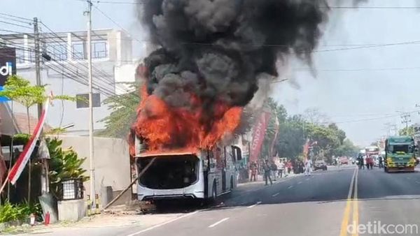 Kebakaran Bus Eka di Madiun