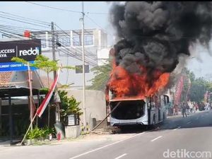 Bus Eka Ludes Terbakar di Jalan Raya Madiun-Surabaya