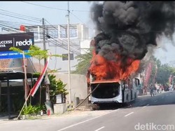 Bus Eka Ludes Terbakar di Jalan Raya Madiun-Surabaya