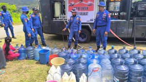 Polairud Polda NTT Kirim 7 Ton Air Bersih untuk Pengungsi Gempa di Reok