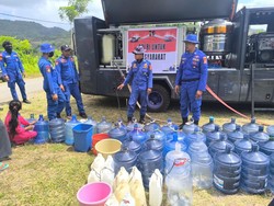 Polairud Polda NTT Kirim 7 Ton Air Bersih untuk Pengungsi Gempa di Reok