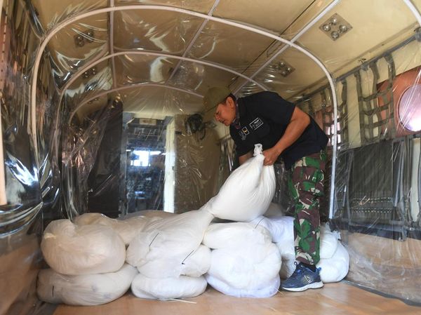 Potret Garam Disemai di Langit Kaltim untuk Picu Hujan