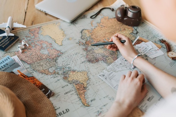 Salah satu kesalahan solo traveling yang sering dilakukan pemula adalah membuat itinerari terlalu padat sehingga waktu istirahat berkurang dan perjalanan terasa terburu-buru.