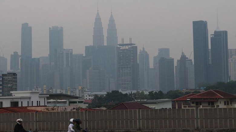 Kurangi Asap Karhutla di Serawak, Malaysia Gelar Operasi Menyemai Awan 3 Hari