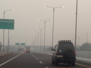 Kabut Asap Selimuti Ruas Tol Sumsel, Jarak Pandang Pengendara Terganggu