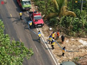 Kalbar Dikepung Kebakaran Hutan, Kementerian PU Kirim Pompa-Tangki Air