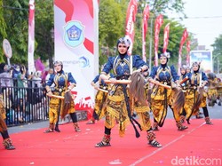 Kostum Kreatif Ratusan Pelajar Semarakkan HUT RI di Lamongan