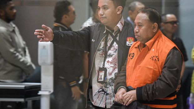 KPK tahan jajaran Rektorat Unsoed Rektor Universitas Jenderal Soedirman (Unsoed) Akhmad Sodiq (kanan) berjalan menuju mobil tahanan seusai menjalani pemeriksaan di Gedung Merah Putih KPK, Jakarta, Sabtu (22/8/2026) dini hari. KPK menahan lima orang tersangka pascaoperasi operasi tangkap tangan (OTT) pada Kamis (20/8) yakni Rektor Unsoed Akhmad Sodiq, Wakil Rektor Bidang Kemahasiswaan Norman Arie Prayogo, Kepala Bagian Akademik Eko Sumanto, Dian Mulia Wardhana dan Adi Wiharto selaku pihak swasta, Mulyono yang merupakan keponakan Akhmad Sodiq serta mengamankan uang tunai Rp650 juta dan saldo dalam rekening senilai Rp99 juta yang diduga hasil dari tindak pidana korupsi terkait penerimaan mahasiswa baru di Unsoed Purwokerto tahun ajaran 2025-2026. ANTARA FOTO/M Risyal Hidayat/rwa.