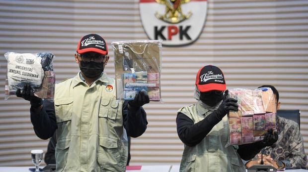 KPK tahan jajaran Rektorat Unsoed Petugas KPK menunjukkan barang bukti uang tunai hasil operasi tangkap tangan (OTT) yang menjerat jajaran Rektorat Universitas Jenderal Soedirman (Unsoed) di Gedung Merah Putih KPK, Jakarta, Jumat (21/8/2026). KPK menahan lima orang tersangka pascaoperasi operasi tangkap tangan (OTT) pada Kamis (20/8) yakni Rektor Unsoed Akhmad Sodiq, Wakil Rektor Bidang Kemahasiswaan Norman Arie Prayogo, Kepala Bagian Akademik Eko Sumanto, Dian Mulia Wardhana dan Adi Wiharto selaku pihak swasta, Mulyono yang merupakan keponakan Akhmad Sodiq serta mengamankan uang tunai Rp650 juta dan saldo dalam rekening senilai Rp99 juta yang diduga hasil dari tindak pidana korupsi terkait penerimaan mahasiswa baru di Unsoed Purwokerto tahun ajaran 2025-2026. ANTARA FOTO/M Risyal Hidayat/rwa.