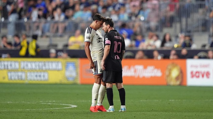 Lionel Messi saat terlibat friksi dengan Quinn Sullivan di tengah laga Philadelphia Union vs Inter Miami.
