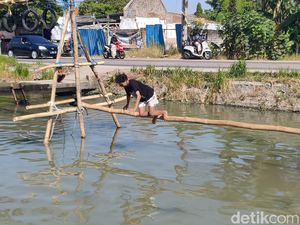 Serunya Lomba Ninja Warrior Ala Kampung di Taman Sidoarjo
