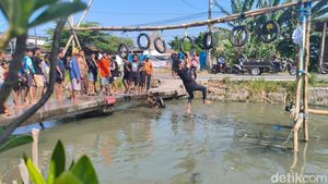 Lomba Ninja Warrior Kampung di Taman Sidoarjo
