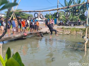 Lomba Ninja Warrior Kampung di Taman Sidoarjo
