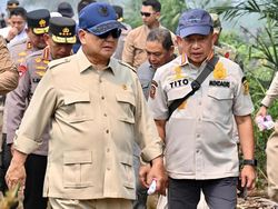 Mendagri Dampingi Presiden Prabowo Tinjau Penanganan Karhutla di Kalbar