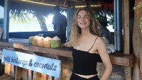 Gaya Michelle Monaghan Liburan di Indonesia, Takjub Melihat Komodo