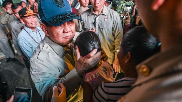 Prabowo Peluk Anak Saat Bertemu Masyarakat di Kalteng